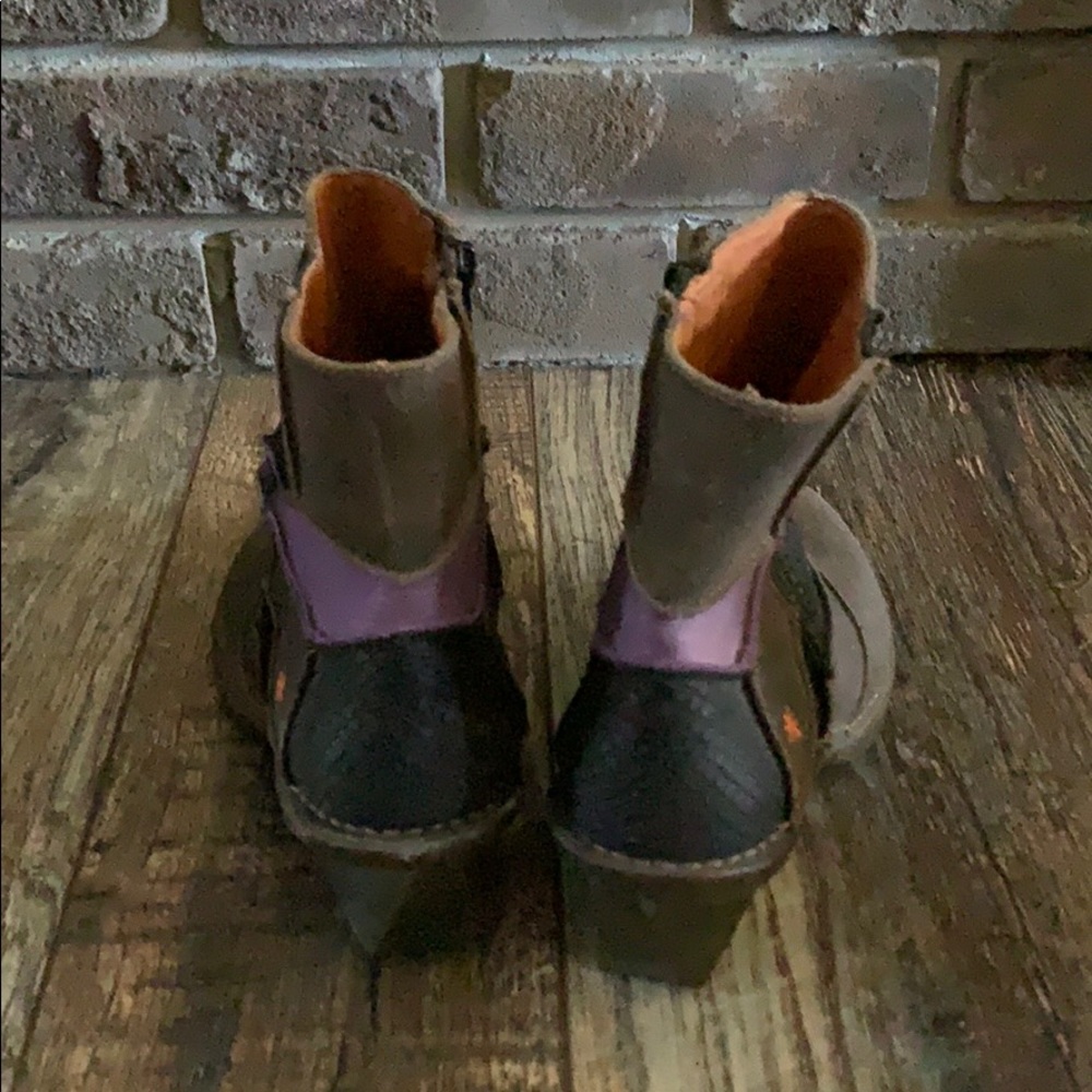 Boots - Picture 3 of 8